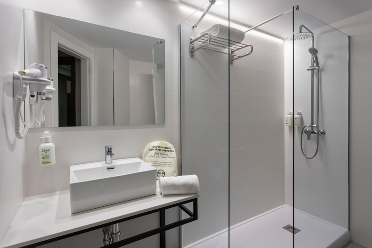 Bathroom 4, Hotel Zaragoza Royal, Zaragoza
