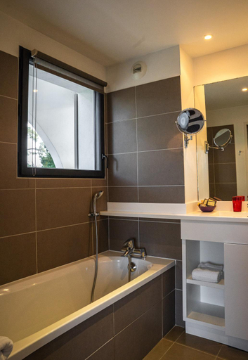 Bathroom 5, Hotel 202, Landes