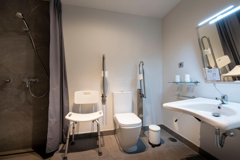 Bathroom 4, Hotel CampusPHI, Cáceres
