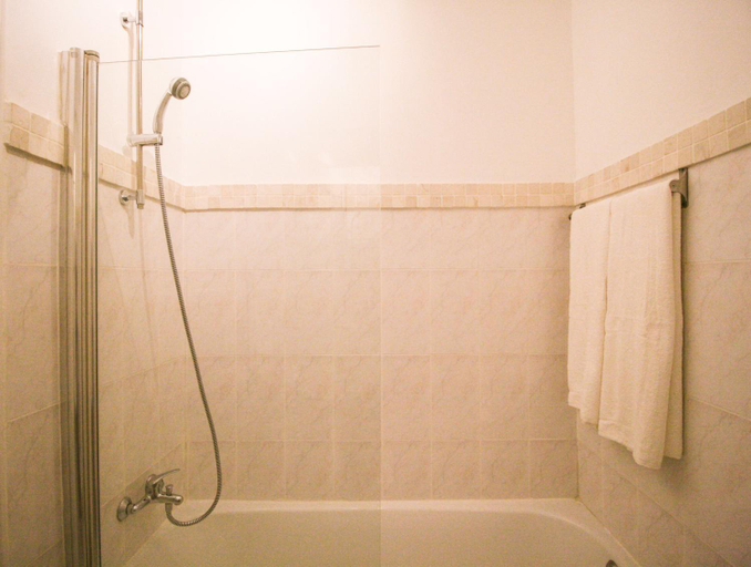 Bathroom 2, Queluz Apartment, Sintra