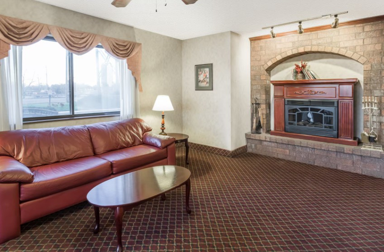 Public Area, Super 8 By Wyndham Woodstock, McHenry