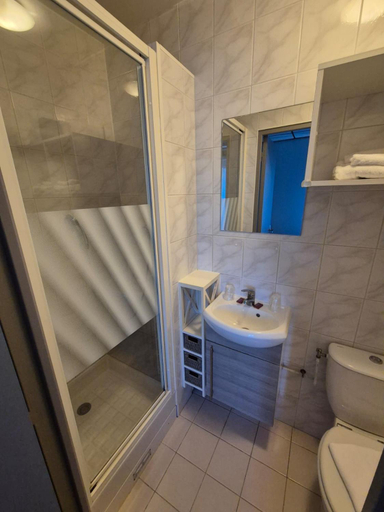Bathroom 2, Berry Hotel La Chatre, Indre