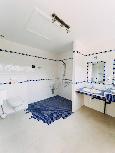 Bathroom 4, Hotel Les Agapanthes, Côtes-d'Armor