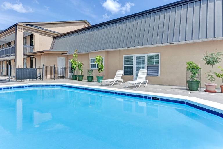 Sport & Beauty 2, Super Inn & Suites Carrollton, Carroll