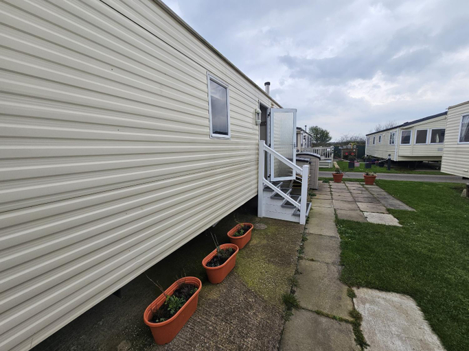 Exterior view 5, 3 Bed Standard Caravan Robinhood, Denbighshire