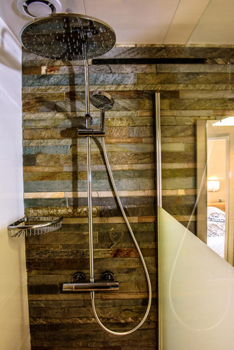 Bathroom 2, Logis Le Cheval Rouge, Marne