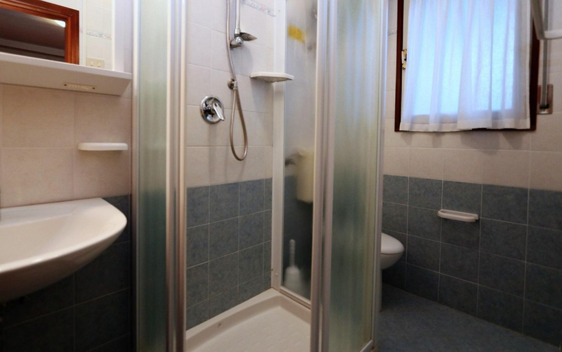 Bathroom 3, Flat in a Villa With Garden, Venezia