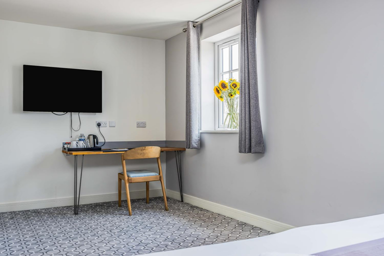 Others 4, rooms@73, Hampshire