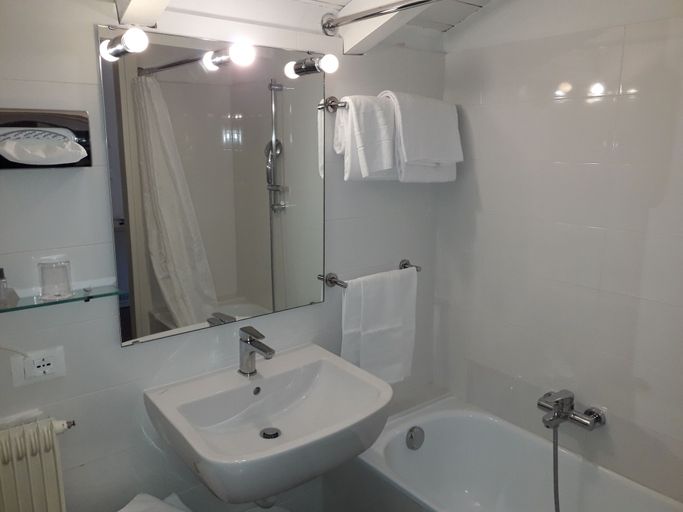 Bathroom 5, Hotel Accademia Trento, Trento