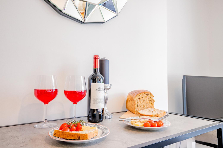 Food & Drinks 5, Host & Stay | Croydon Road Apartment, Surrey