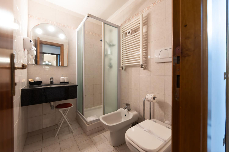 Bathroom 5, Hotel Max, Rome