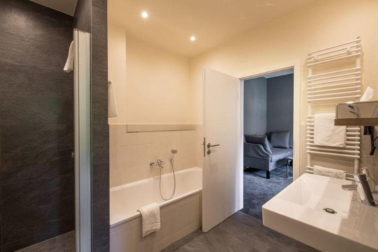 Bathroom 2, Hotel Deutschherrenhof, Trier