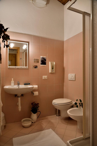 Bathroom 5, Rifugio Lou Lindal, Cuneo