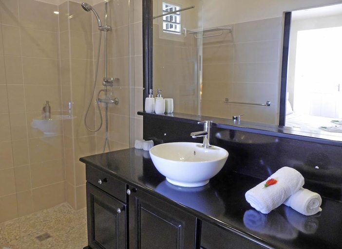 Bathroom 4, Amaudo, Saint-François