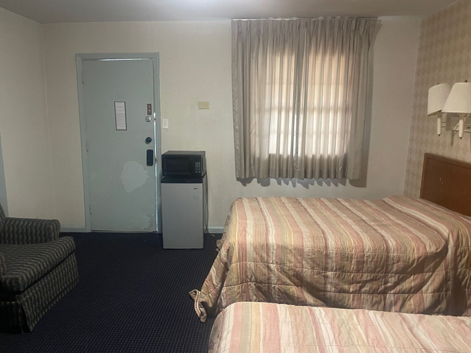 Bedroom 3, Traveler's Motel, Fairfax