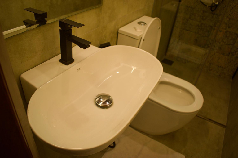 Bathroom 3, Vivid Colombo, Thimbirigasyaya