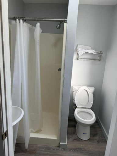 Bathroom 2, BlissPoint Inn FKA Motel 6t7, Marion