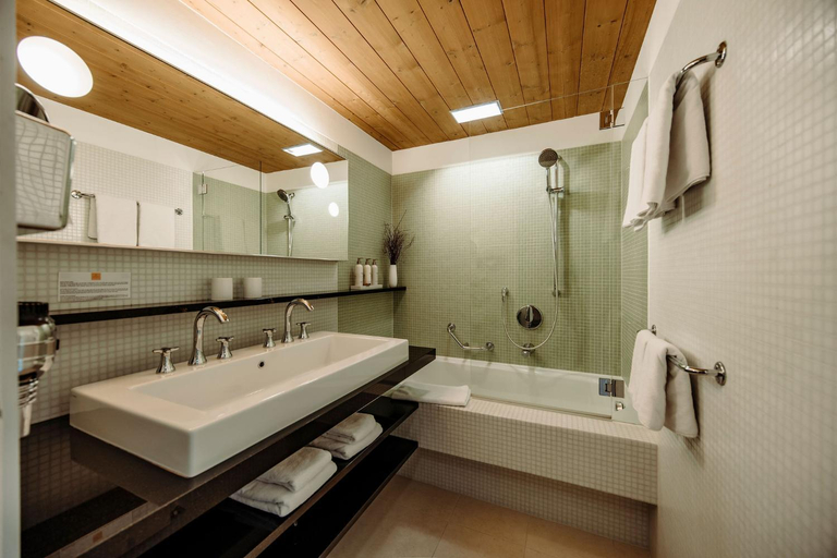 Bathroom, Familien- & Gartenhotel Theresia 4-Sterne Superior, Zell am See