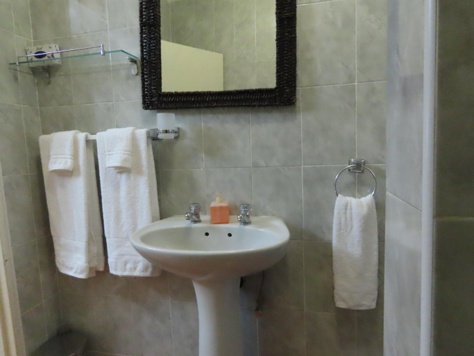 Bathroom 4, Art Lodges, Harare