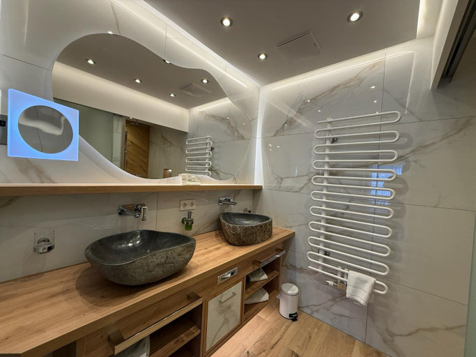Bathroom 3, Oberlechtaler Hof Boutique Hotel, Reutte