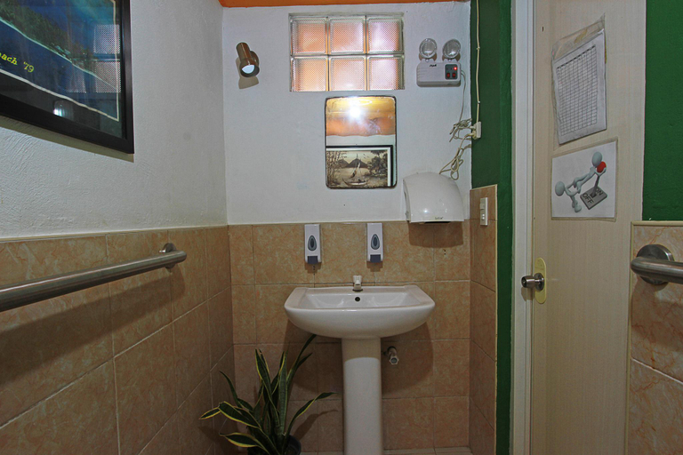 Bathroom 2, BLUEABYSSDIVE INN, Moalboal