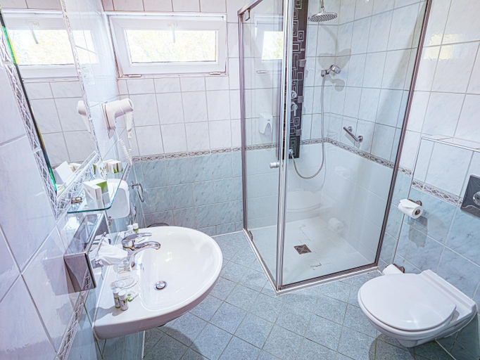 Bathroom 5, Holiday Beach Wellness Hotel with Sauna Park, Budapesti