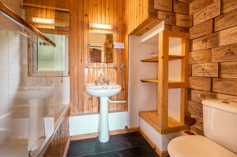 Bathroom 2, Ancarraig Lodges, Highland