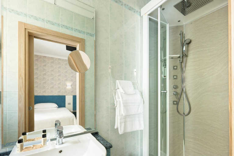 Bathroom 4, Hotel Croce Di Malta, Venezia