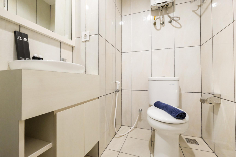 Bathroom 3, Best Studio at Grand Kamala Lagoon Apt By Travelio, Bekasi