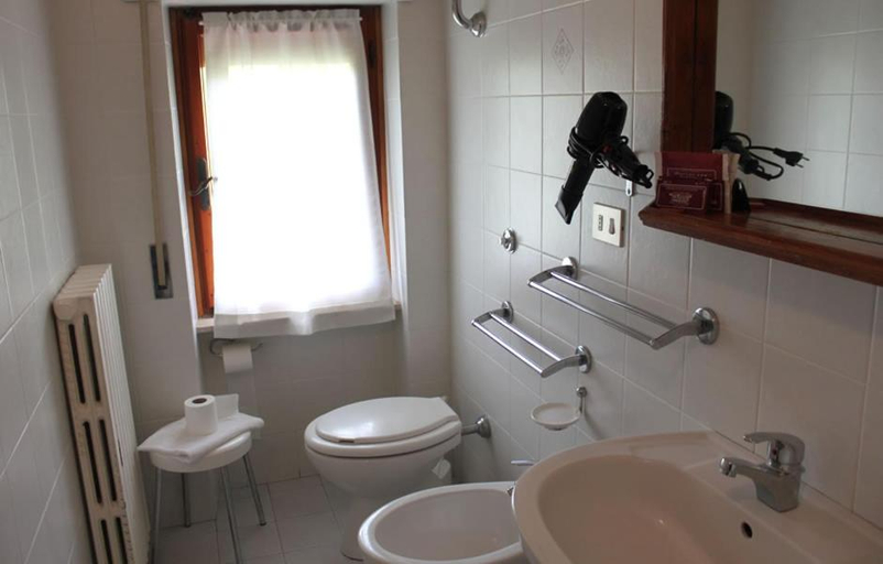 Bathroom 3, Hotel Adriana, Siena