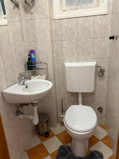 Bathroom 3, Le Rose Hotel, Budapesti