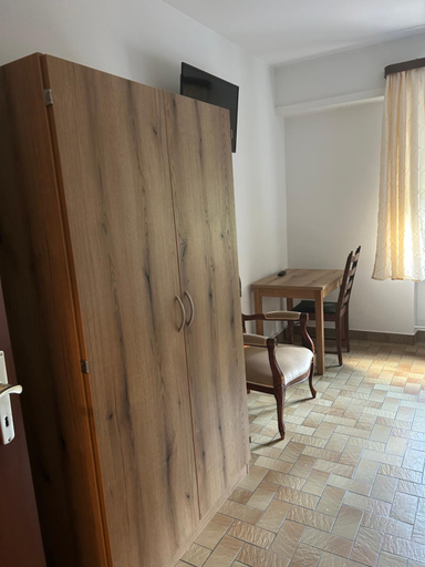 Others 4, Hotel Direndall, Capellen
