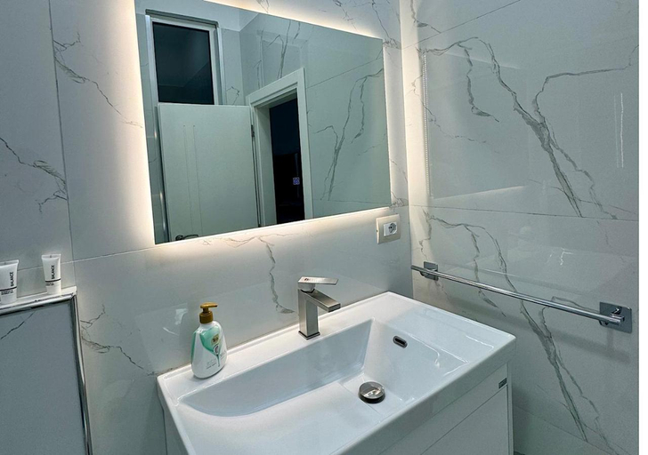 Bathroom 3, Hotel Krial, Beratit