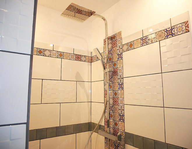Bathroom 3, L'Oriflamme, Vaucluse