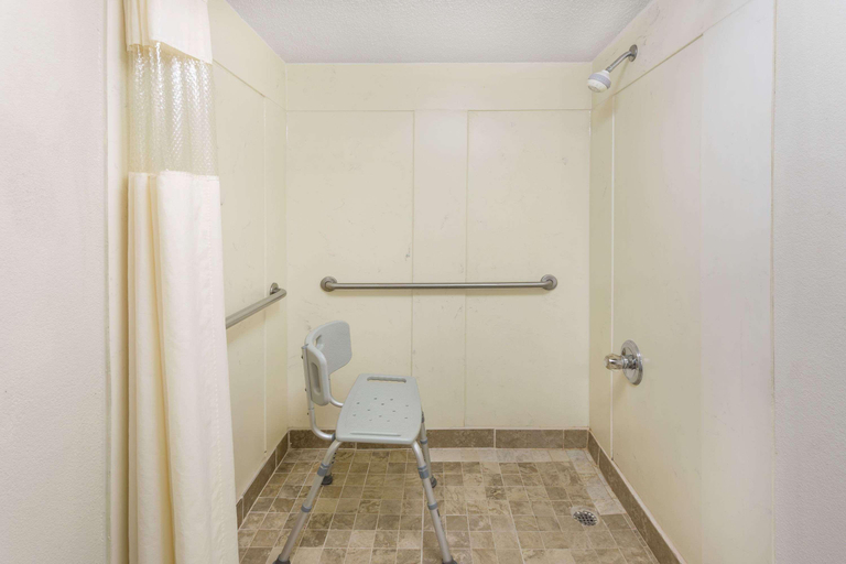 Bathroom 5, Days Inn by Wyndham Orangeburg South, Orangeburg
