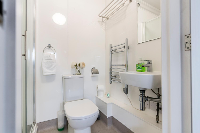 Bathroom 3, Riverside Apartments, Norfolk
