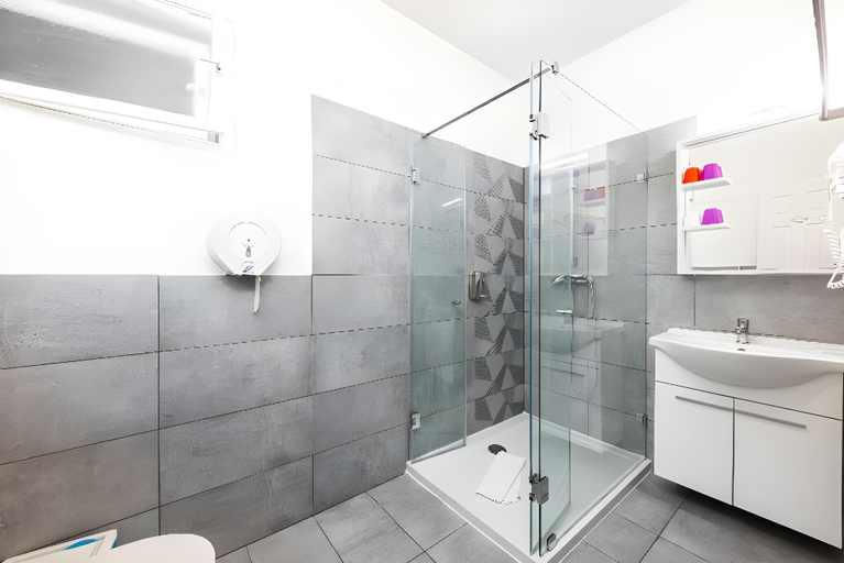 Bathroom 3, Amber Gardenview Studios, Budapesti