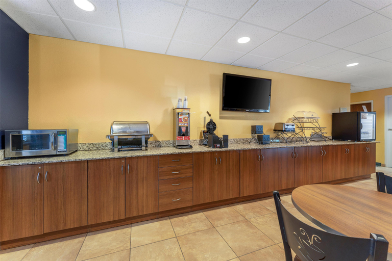 Food & Drinks 5, SureStay Plus Hotel by Best Western Keyser, Mineral