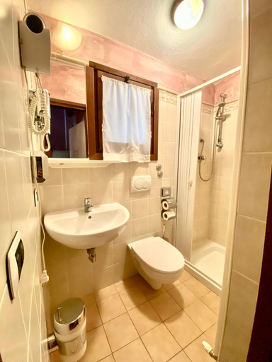 Bathroom 5, Rifugio Calvanella, Modena
