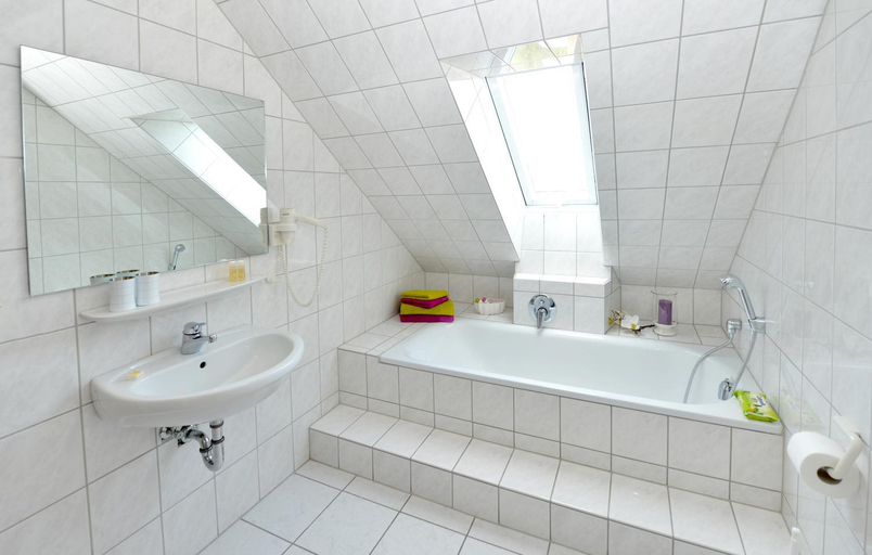 Bathroom 2, Rhon-Hotel Sonnenhof -, Fulda