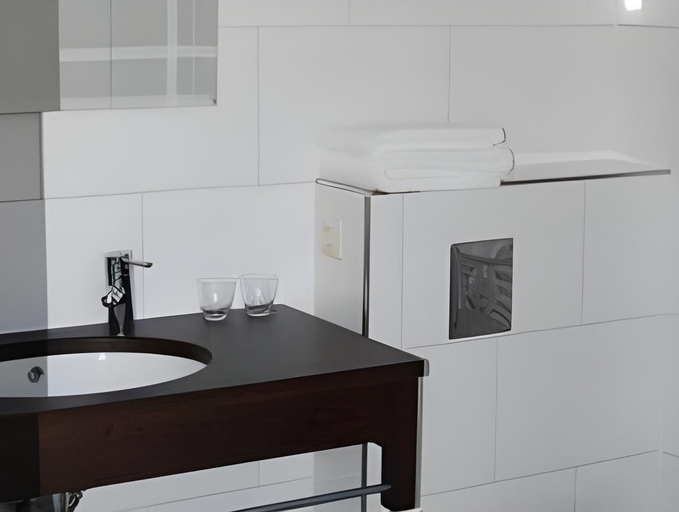Bathroom 3, Hotel Aan De Singel, Delfzijl
