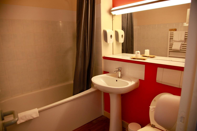 Bathroom 3, Cit'Hotel Du Circuit, Nièvre