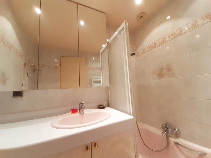 Bathroom 2, Trident, Alpes-Maritimes