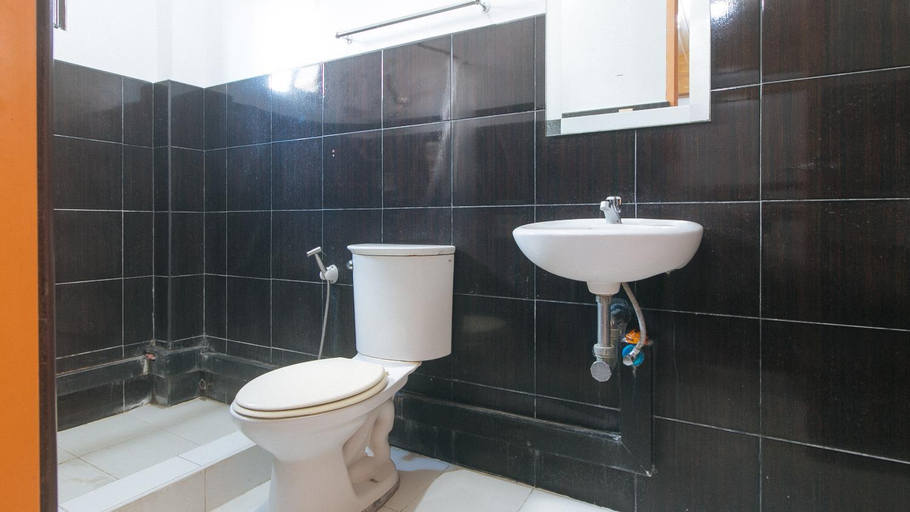 Bathroom 5, RedDoorz @ Farm Side Hotel Laoag City, San Nicolas