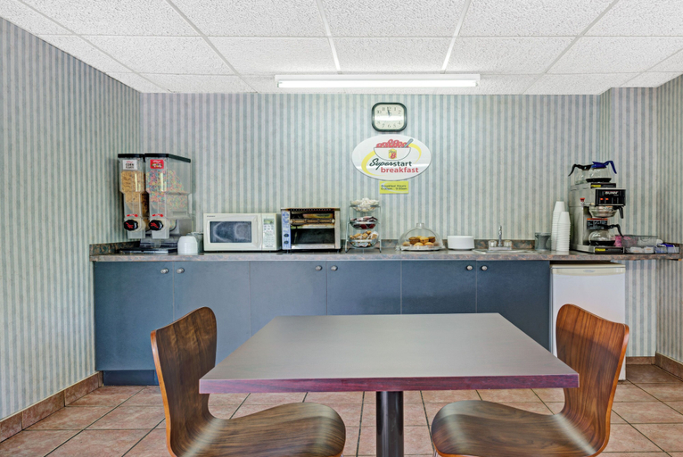 Food & Drinks 5, Super 8 by Wyndham Niagara Falls North, Niagara