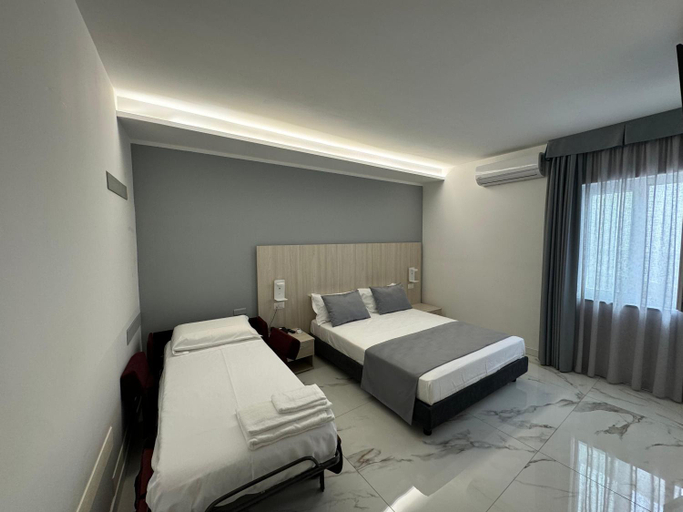 Others 4, Hotel Cocceio, Napoli