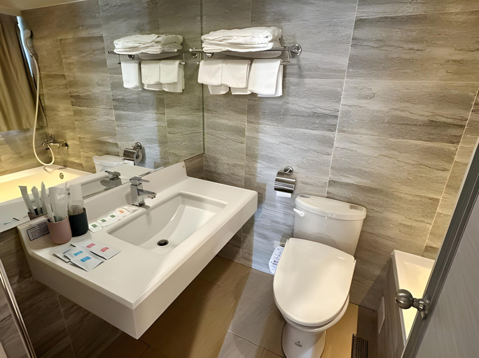 Bathroom 4, Goldenhome Hotel, Taipei City
