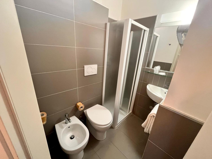 Bathroom 5, Hotel Atlas, Rimini