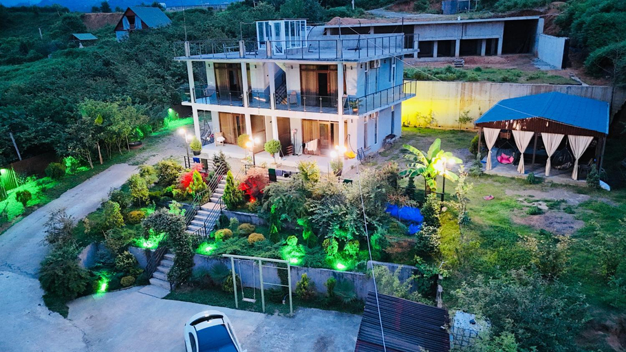 Exterior & Views
