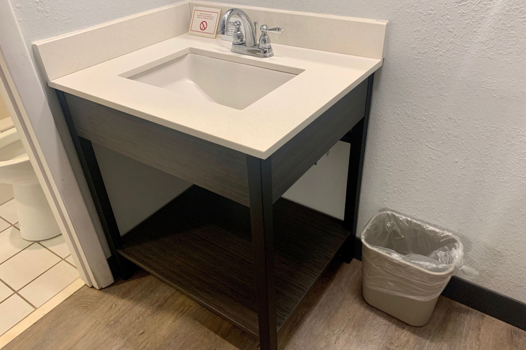 Bathroom 4, モーテル 6 ヒルズビル、バージニア, Carroll